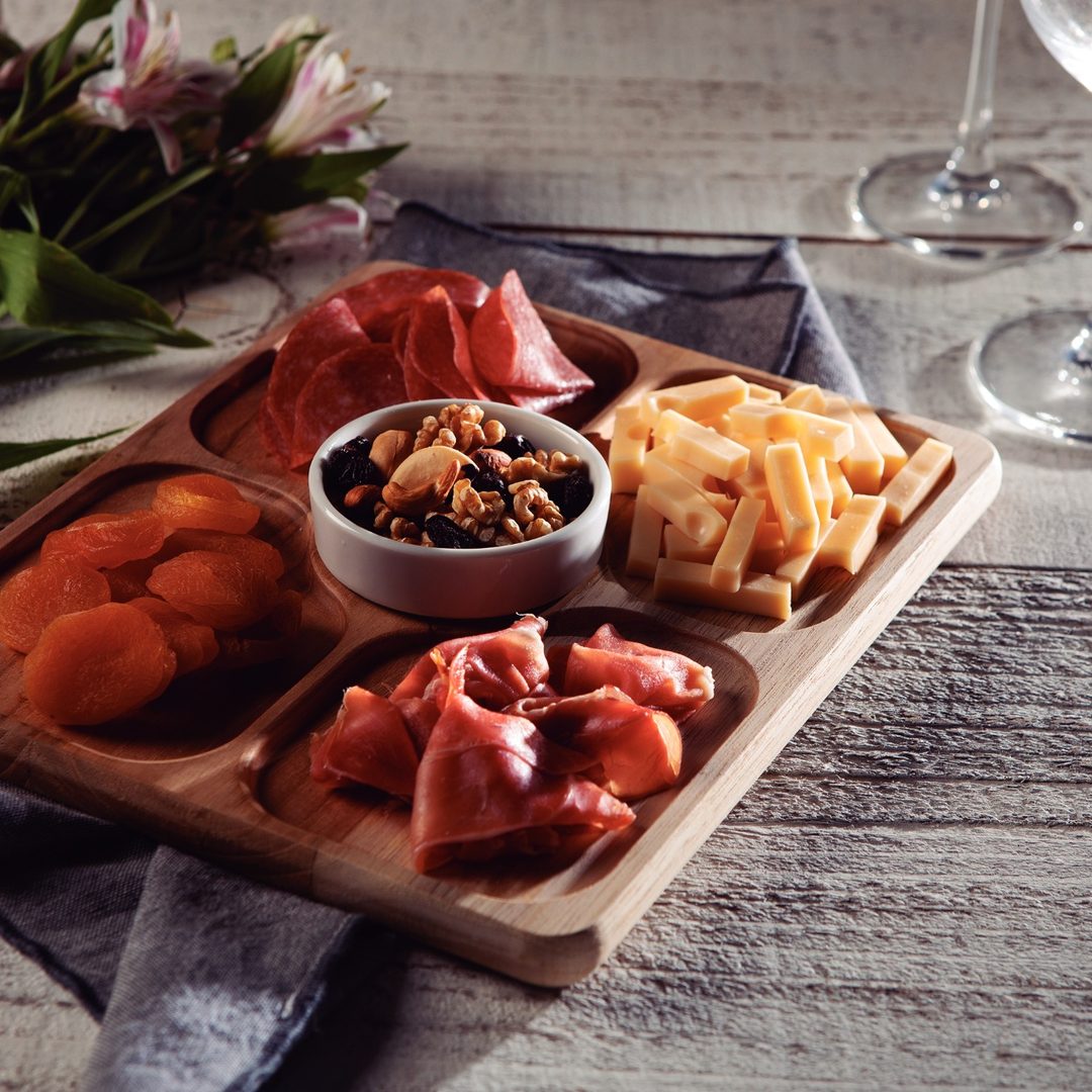 Tabla de piqueo con embutidos, queso y frutos secos