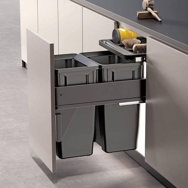 Tacho doble extraíble de 60 litros extendido desde un mueble de cocina, con dos cubos