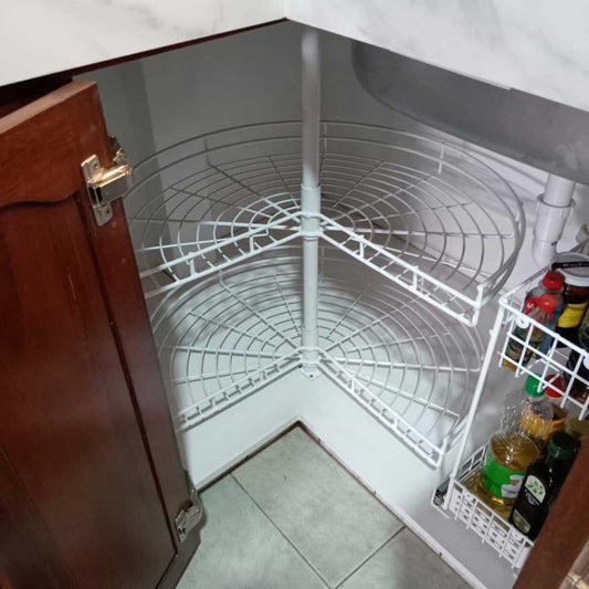 Torno esquinero plastificado a medida de 270° blanco y vacío, instalado dentro de un mueble esquinero